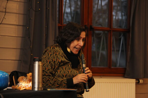 Andrea Karimé während des Erzähltheaters mit Flöte.
